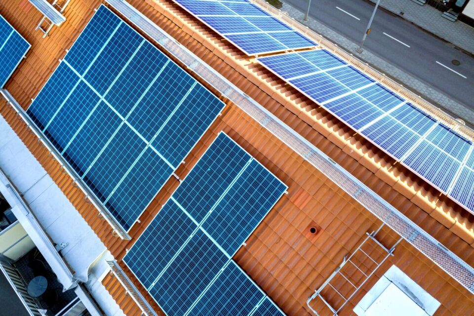 Dlaczego założenie paneli słonecznych jest wskazane?